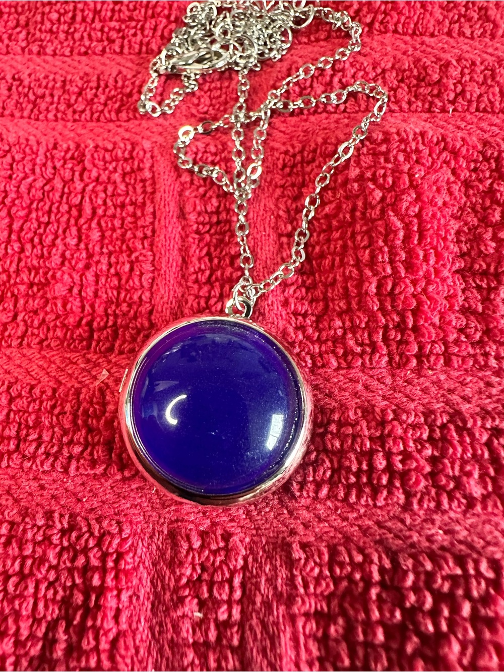 Silver Chain Necklace with Deep Blue Round Pendant locket